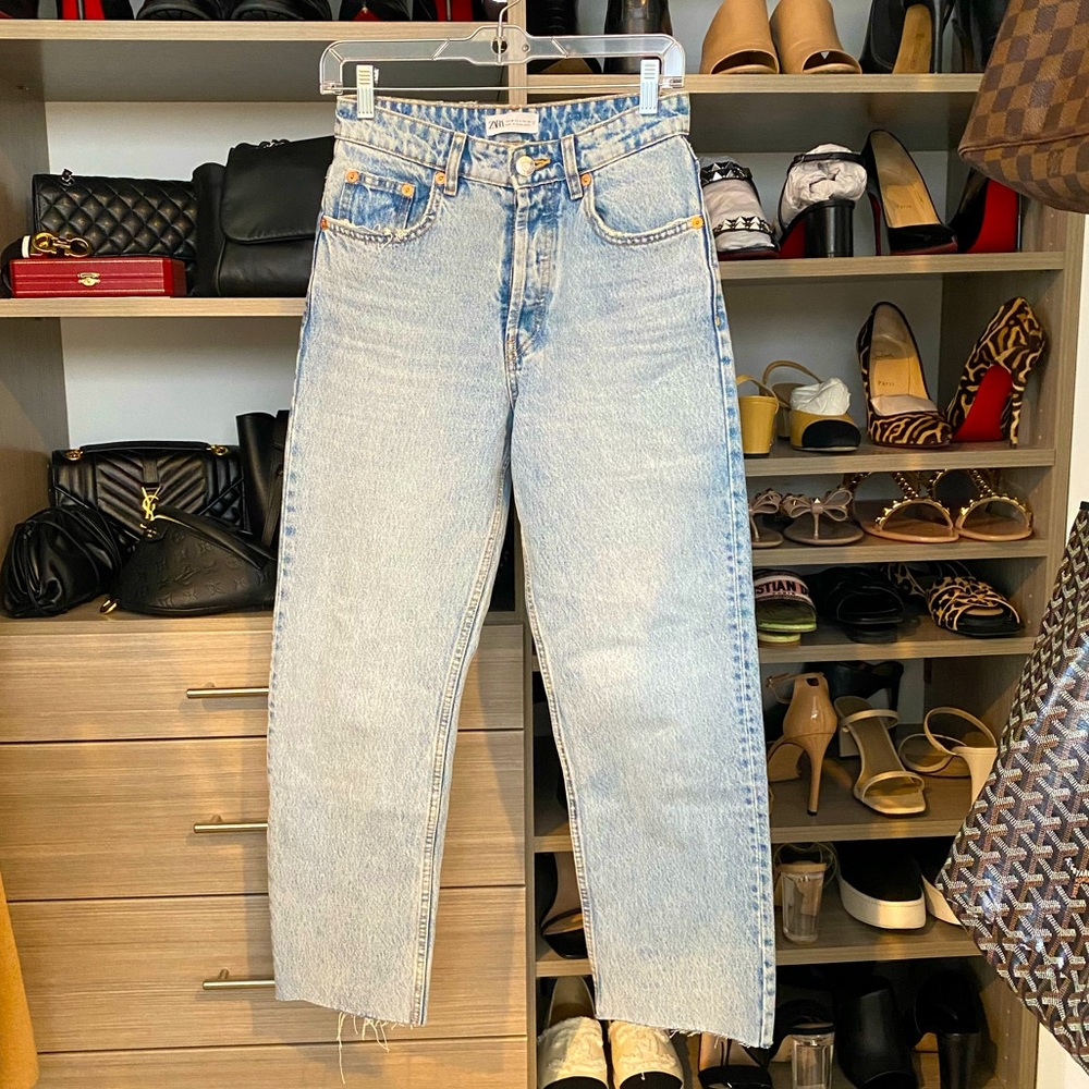 ZARA hi-rise straight leg jeans in size US 4